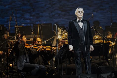 ¡El Concierto Acústico Inesperado de Andrea Bocelli en la Plaza de España! Un encuentro mágico con el tenor más famoso del mundo