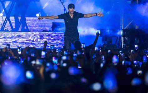  El Concierto Acústico de Enrique Iglesias: Una Noche Mágica bajo las Estrellas