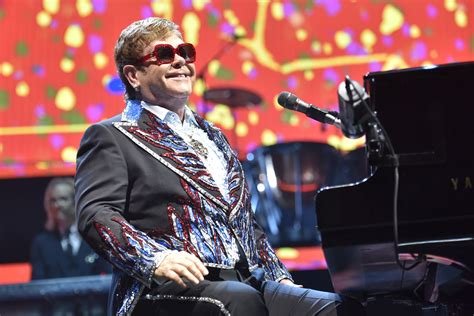 ¡El concierto de Elton John en Ciudad del Cabo: una noche mágica que definió la década!